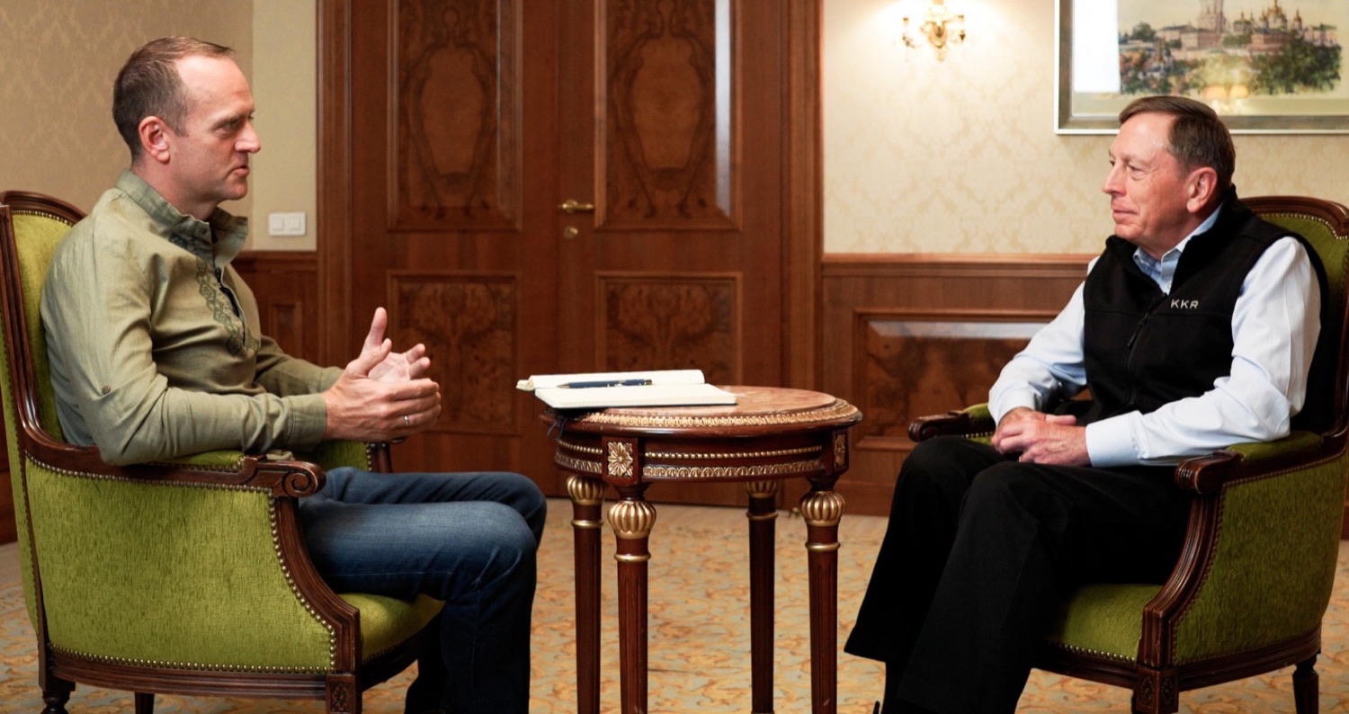 Samuel Cook in conversation with Gen. (Ret.) David Petraeus in Kyiv